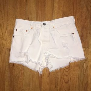 White Levi’s 501 denim shorts size 26/4